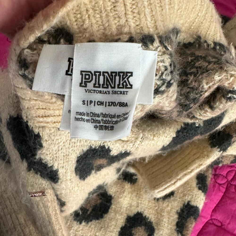 {SOLD} Victoria's Secret PINK Reversible V-Neck Leopard Print Sweater Size Small - Picture 4 of 5